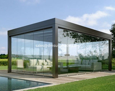 Elektrische Außen-Pergola mit Lamellen, winddichten Reißverschluss-Jalousien und Glastüren